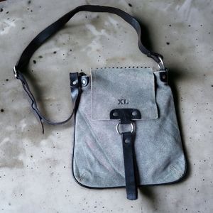 Cuero Vacuno Sherpa Crossbody Bag Distressed Gray Leather